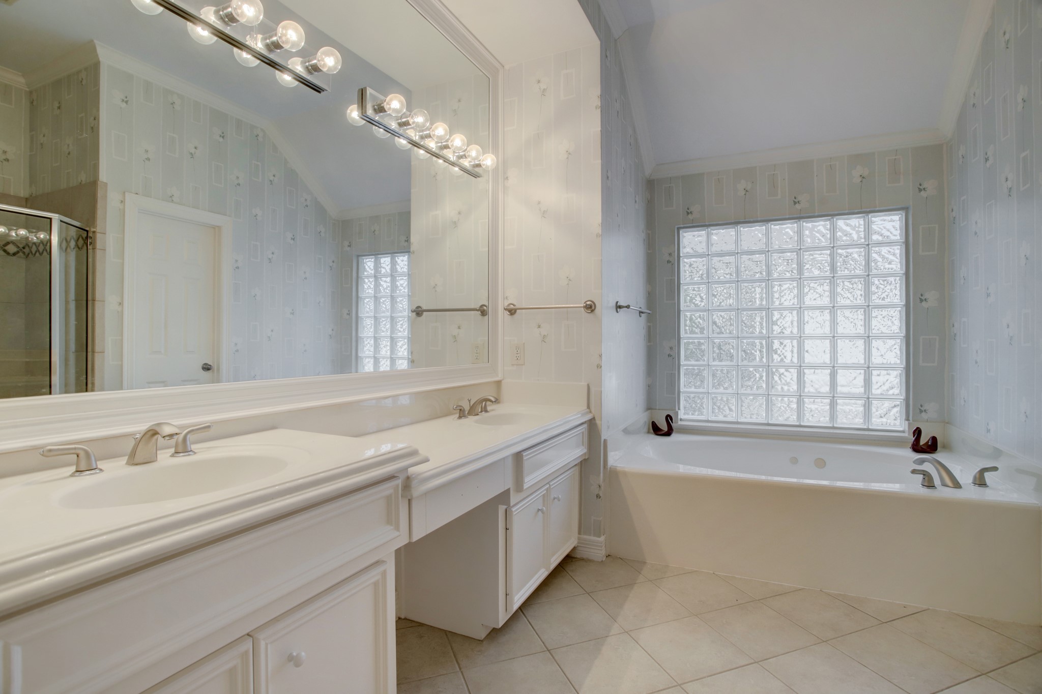 2205 Commonwealth Street Houston, TX 77006 - Photo 13 of 22 Primary bath features double sinks, vanity space, jetted tub.