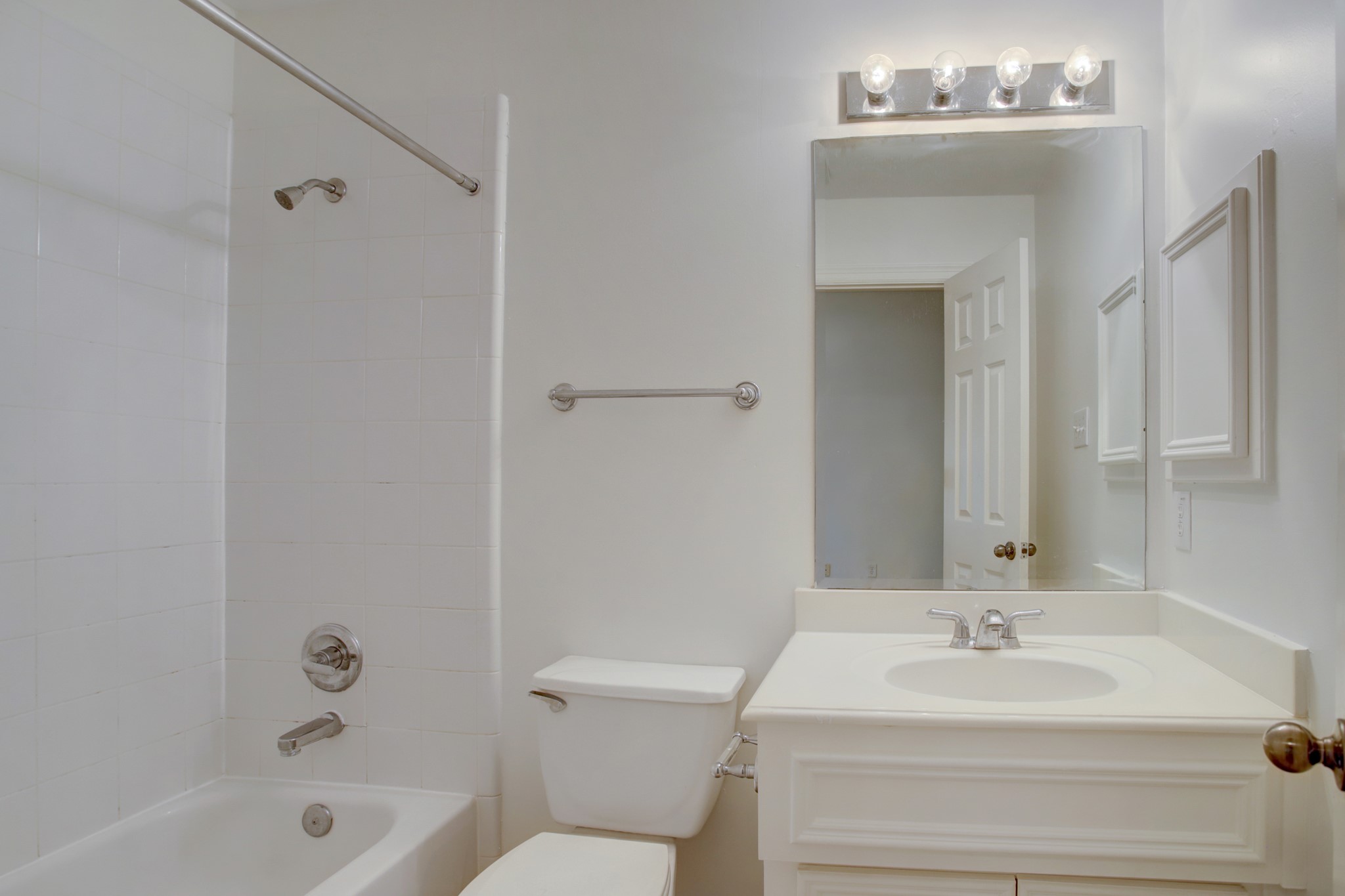 2205 Commonwealth Street Houston, TX 77006 - Photo 16 of 22