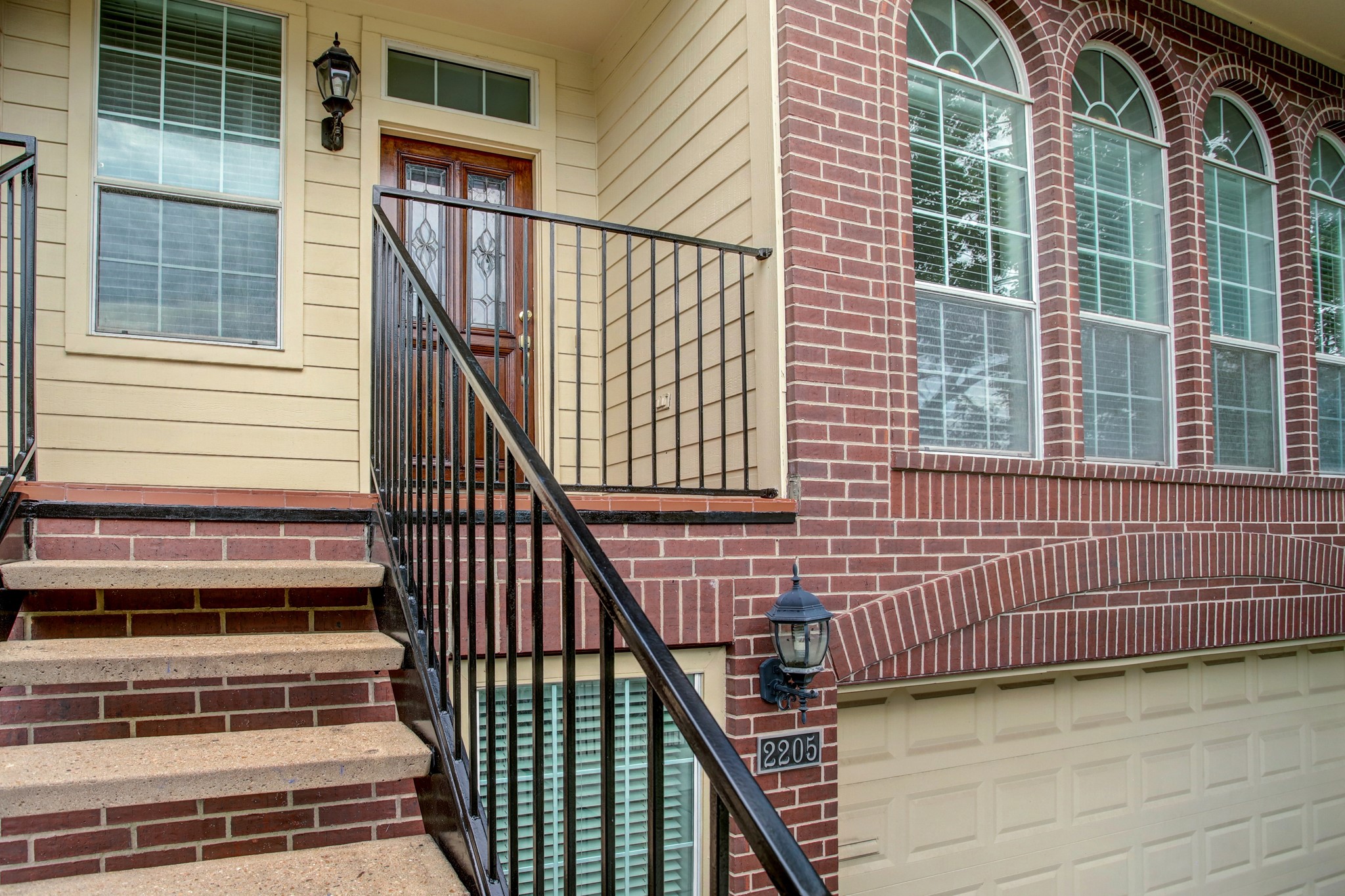 2205 Commonwealth Street Houston, TX 77006 - Photo 2 of 22 Welcoming entryway leads you into this light-filled, spacious home.
