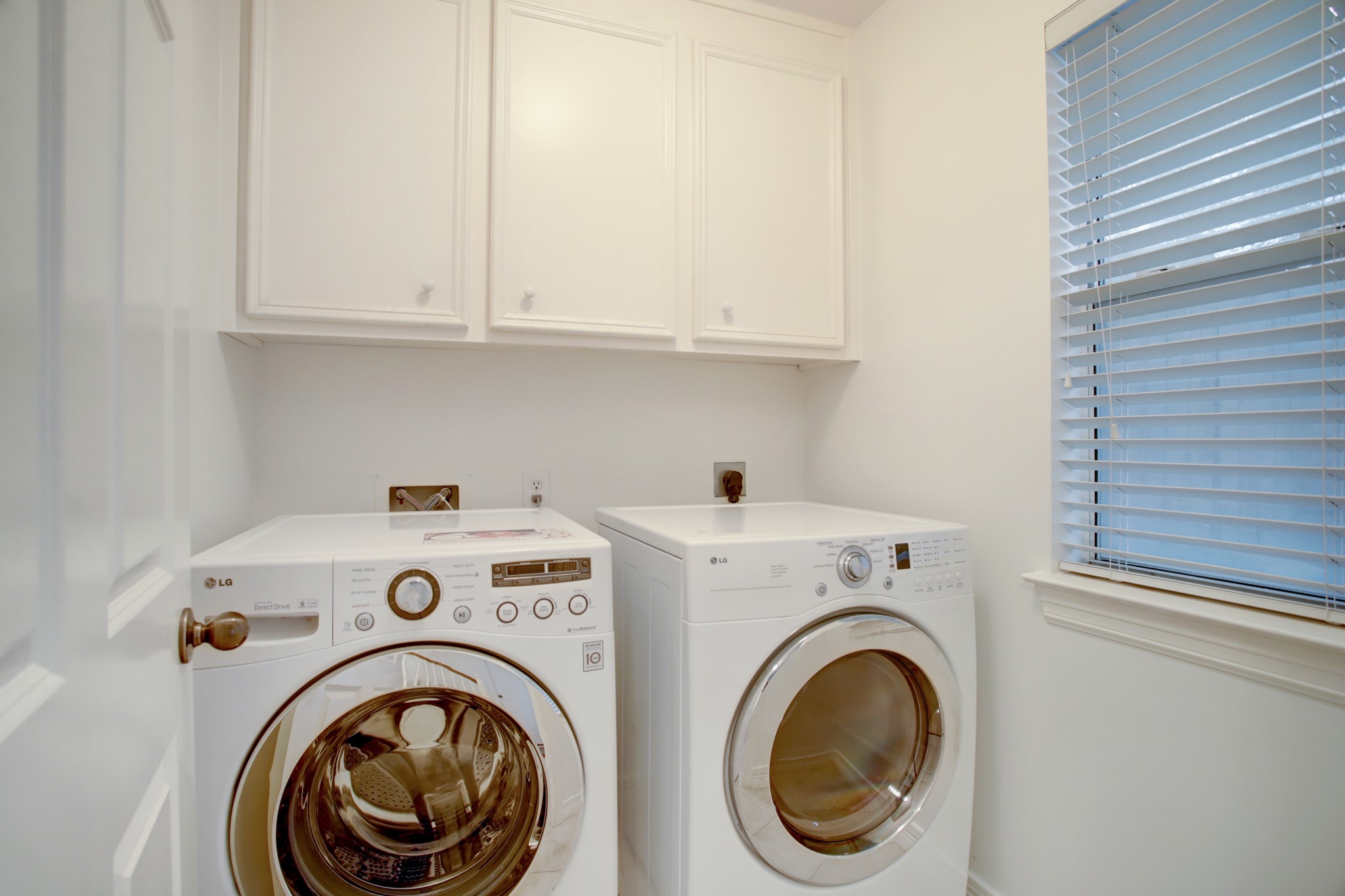 2205 Commonwealth Street Houston, TX 77006 - Photo 21 of 22 First floor laundry room with included front load washer and dryer.
