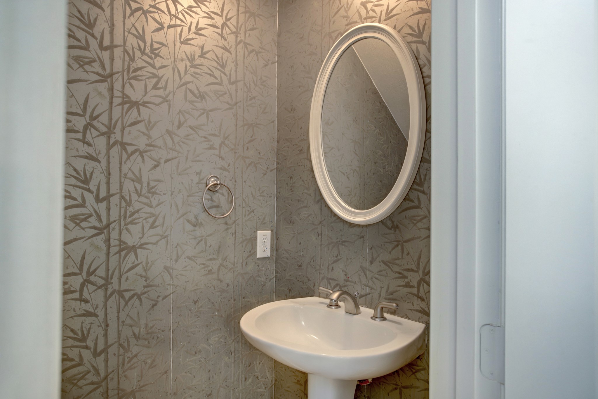 2205 Commonwealth Street Houston, TX 77006 - Photo 22 of 22 Half bath for your guests on the second floor.