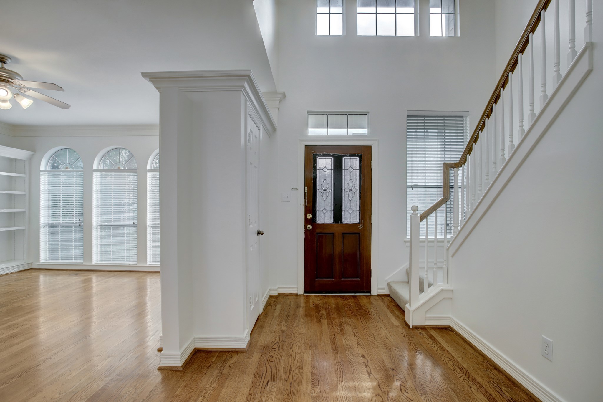 2205 Commonwealth Street Houston, TX 77006 - Photo 4 of 22 Looking back at front entry. Open to the living area on the left.