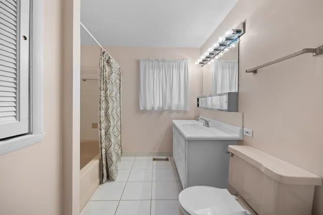 $400,000 | 1614 Kingston Lane, Schaumburg, IL 60193