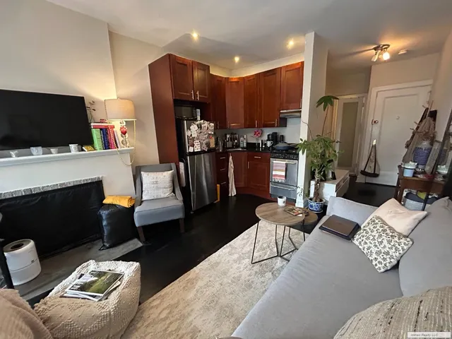 $3,600 | 59 West 8th Street, Unit 4D | Greenwich Village