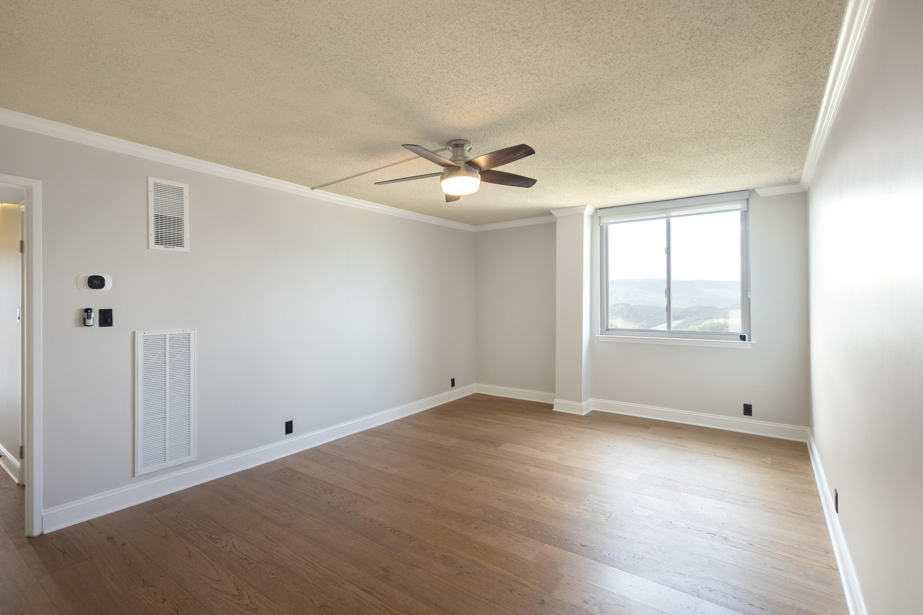 1131 Stringers Ridge Road, Unit 9J Chattanooga, TN 37405 - Photo 13 of 47 Primary Bedroom