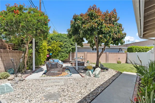a view of a house with backyard and sitting area