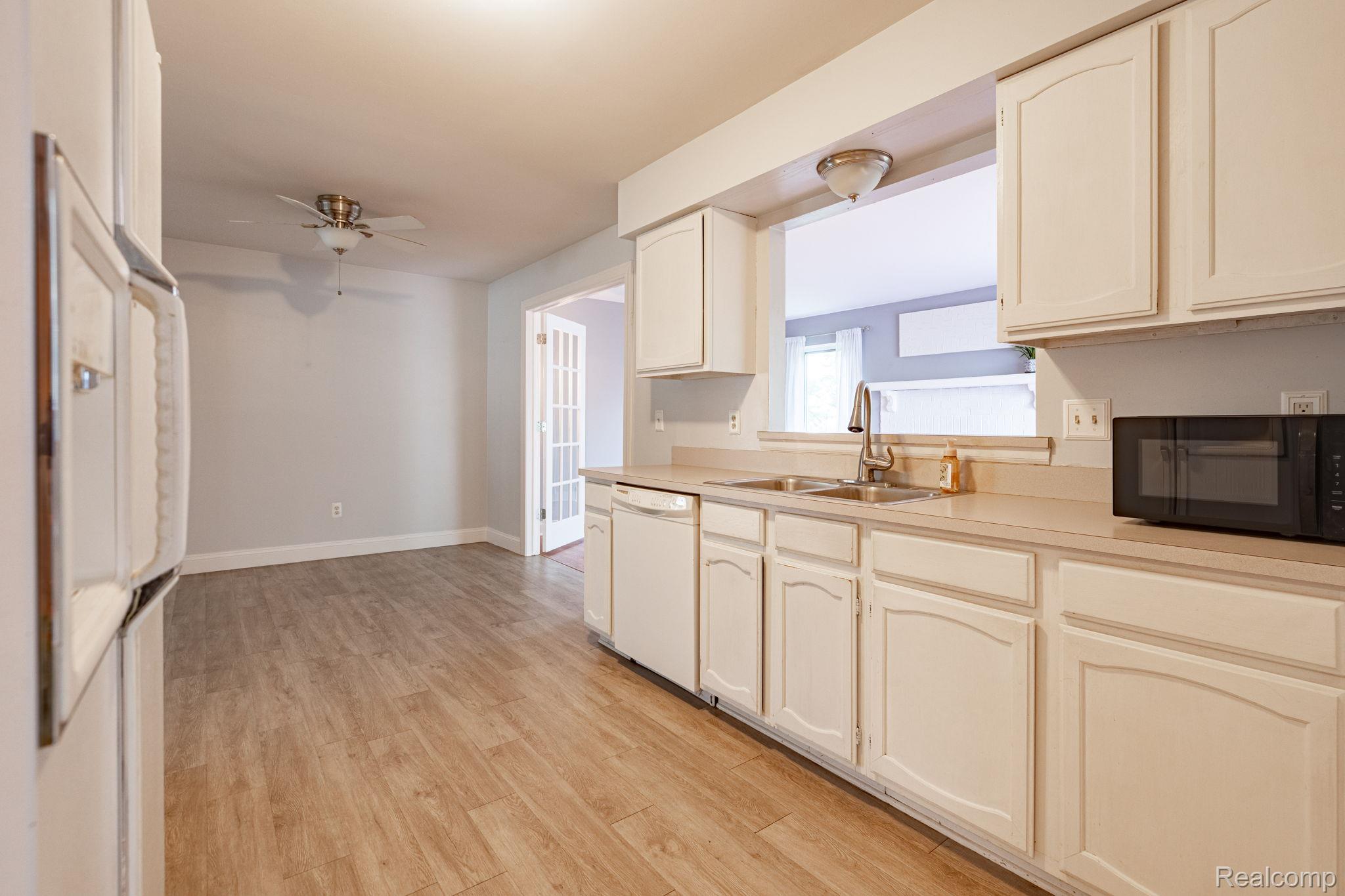 1642 Dancer Drive Rochester, MI 48307 - Photo 15 of 36 21-web-or-mls-interiors-12.jpg