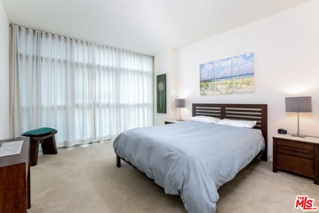 13700 Marina Pointe Drive, Unit 618 Marina del Rey, CA 90292 - Photo 11 of 22 a bedroom with a bed and a painting