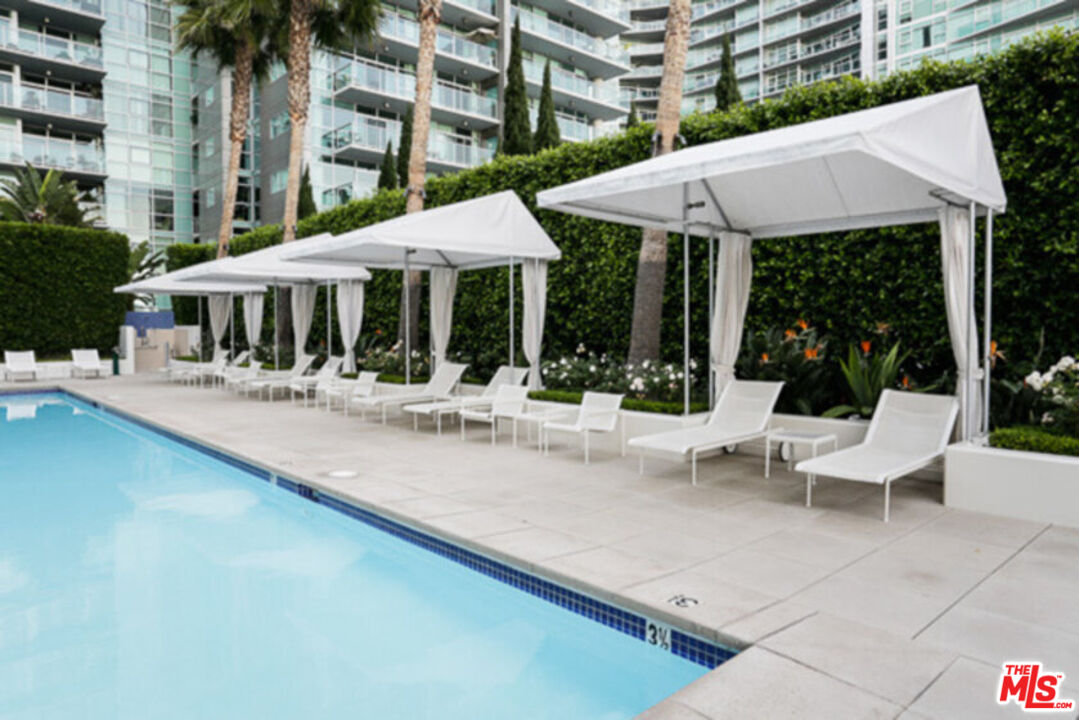 13700 Marina Pointe Drive, Unit 618 Marina del Rey, CA 90292 - Photo 21 of 22 a view of a patio with a table and chairs under an umbrella