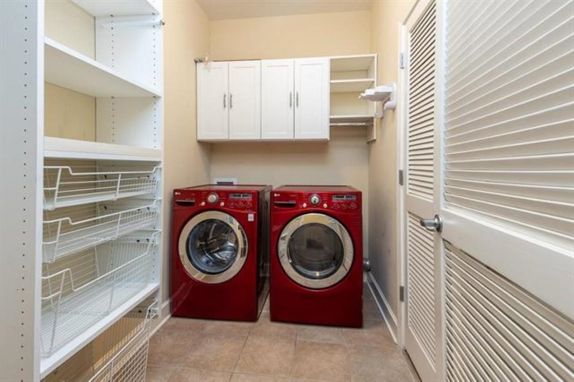 648 Riverside Drive, Unit 319 Memphis, TN 38103 - Photo 12 of 19 a utility room with sink dryer and washer