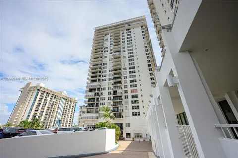 $2,990 | 2201 South Ocean Drive, Unit 2202, Hollywood, FL 33019