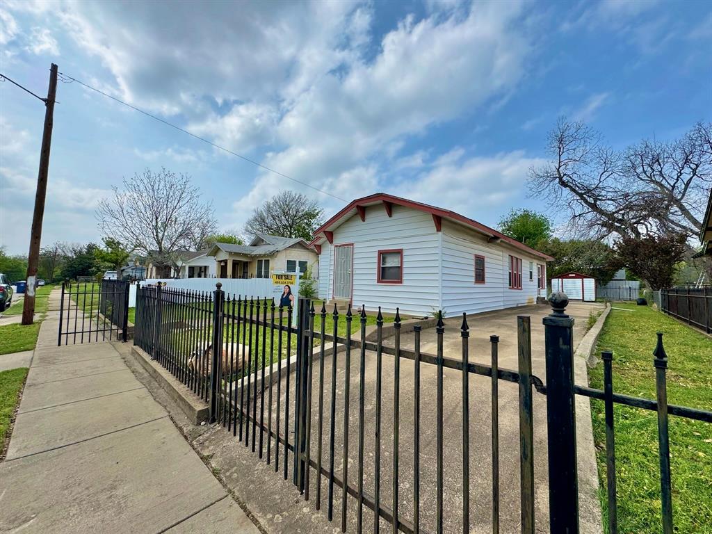619 Delaware Street Dallas, TX 75208 - Photo 2 of 13 a view of a wrought iron fences in front of house