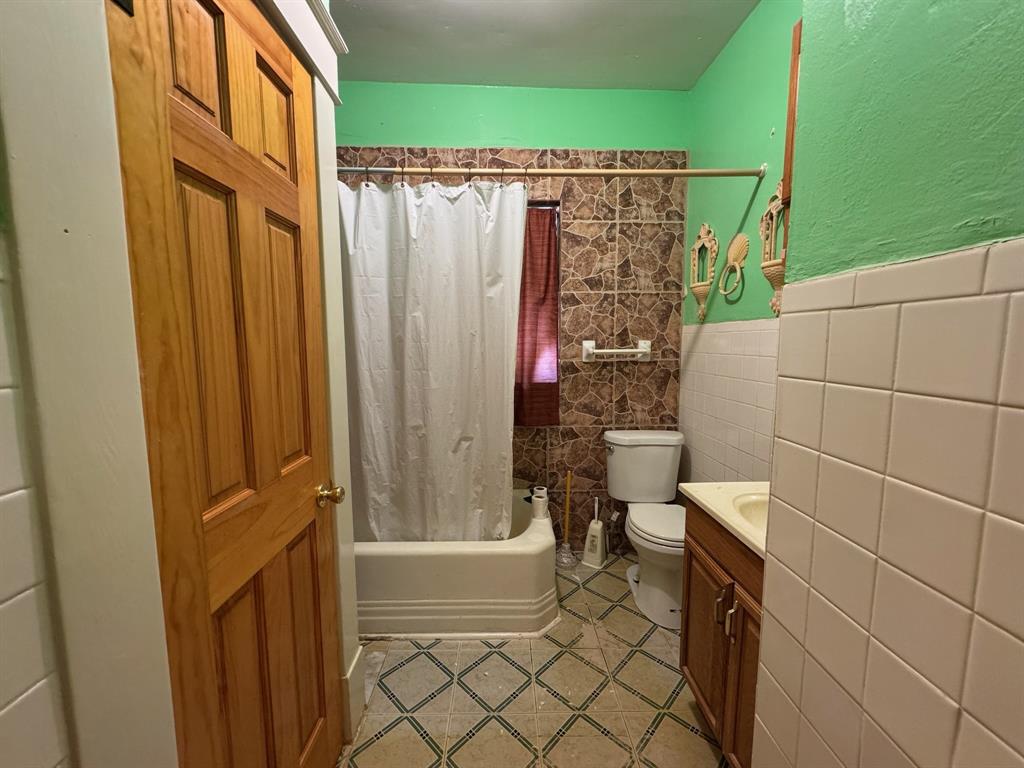 619 Delaware Street Dallas, TX 75208 - Photo 9 of 13 a bathroom with a shower and a toilet