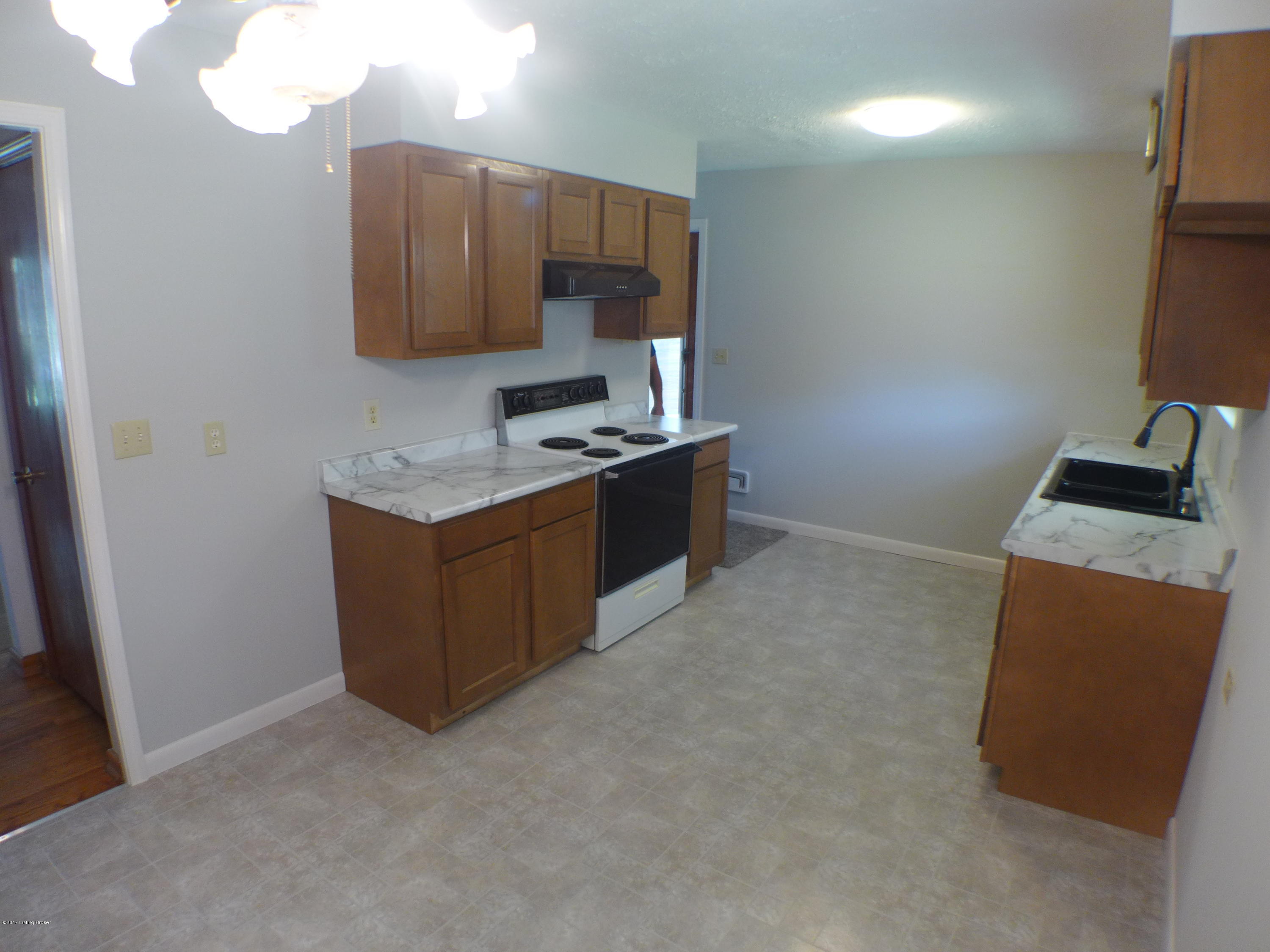 8308 Smithton Road Louisville, KY 40219 - Photo 6 of 25 P1030723