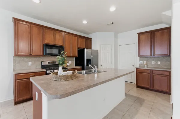 $325,000 | 19 Aquiline Oaks Place, The Woodlands, TX 77382