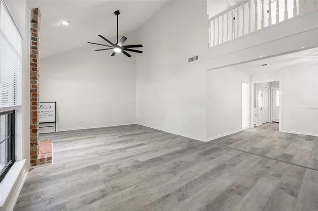 a view of empty room with a ceiling fan