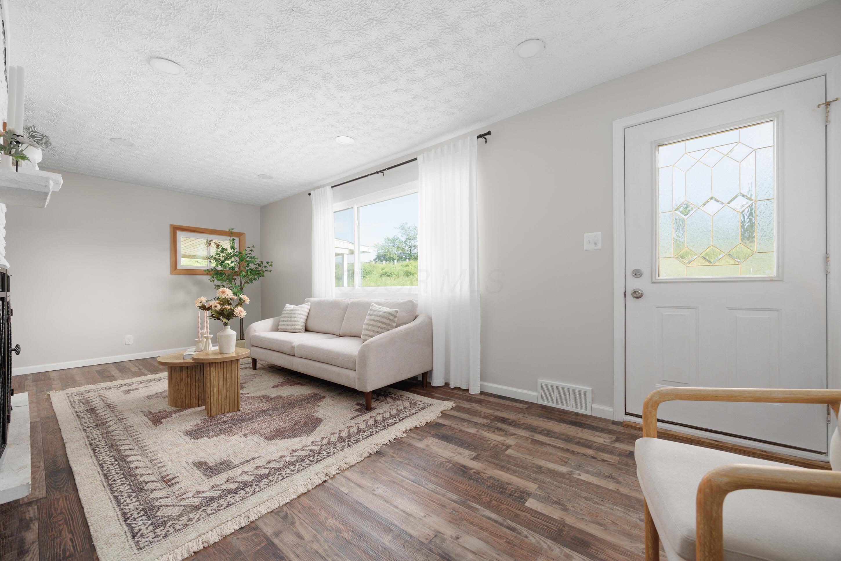 1366 Dyer Road Grove City, OH 43123 - Photo 18 of 49 Living Room
