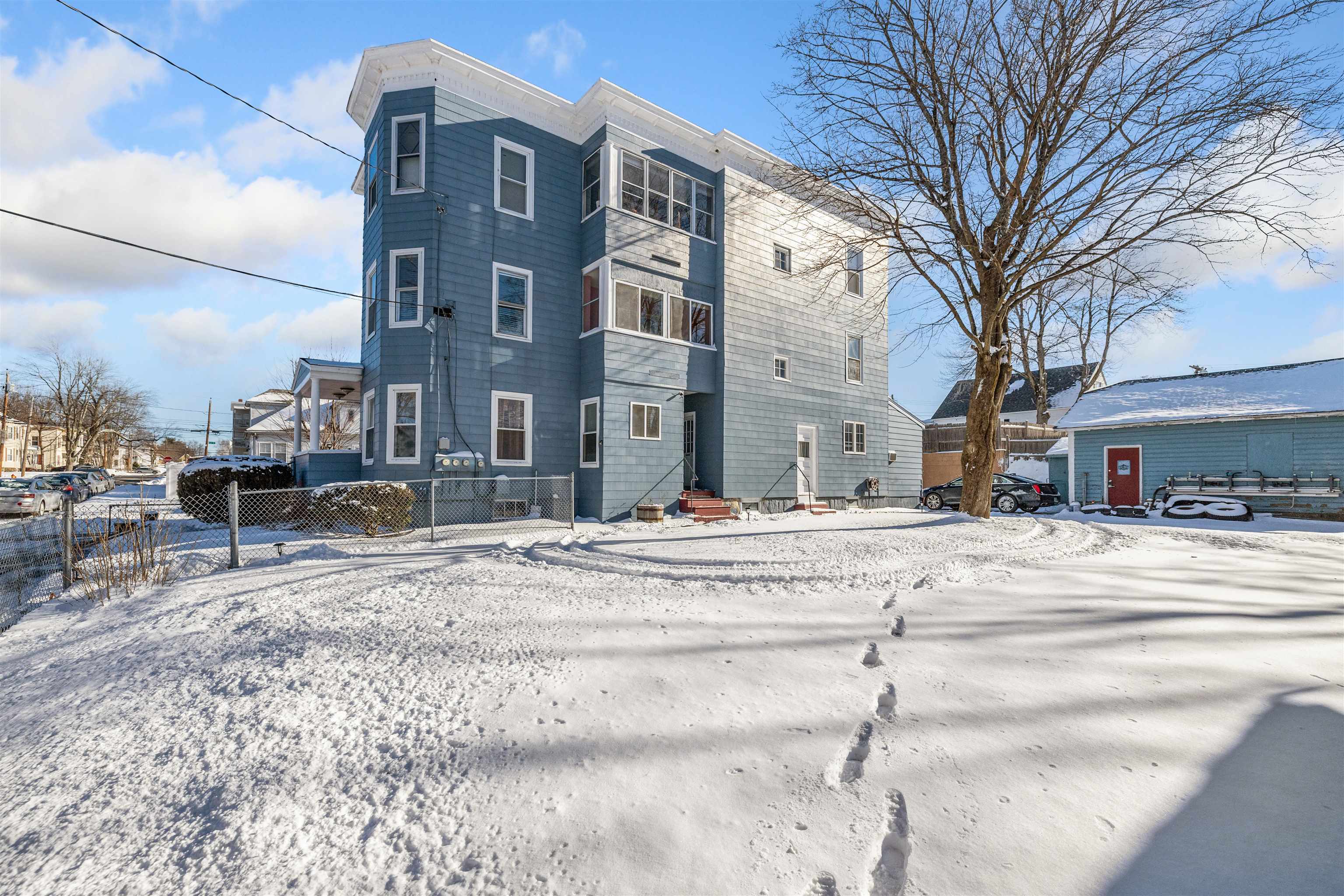 621 Howe Street Manchester, NH 03103 - Photo 4 of 47 Gallery Image 4