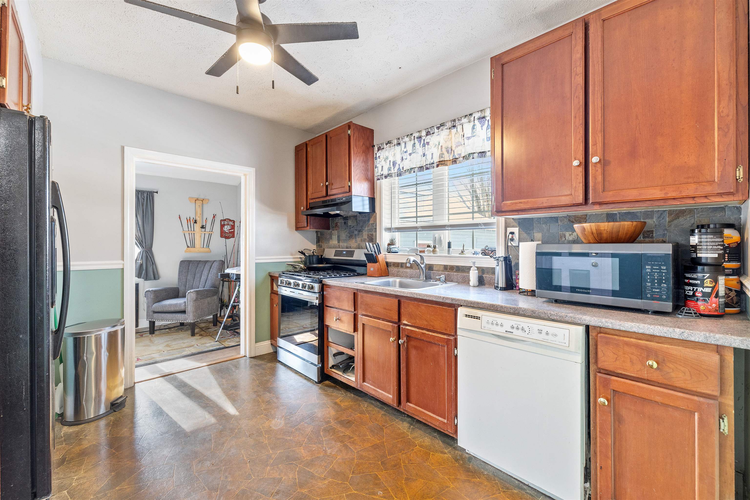 621 Howe Street Manchester, NH 03103 - Photo 7 of 47 Gallery Image 7