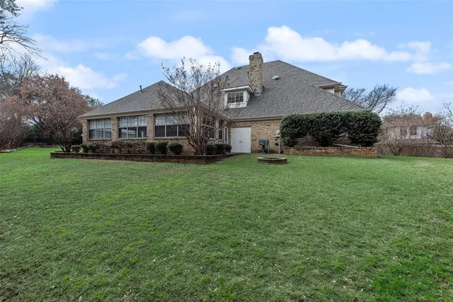 a view of a house with backyard and a tree