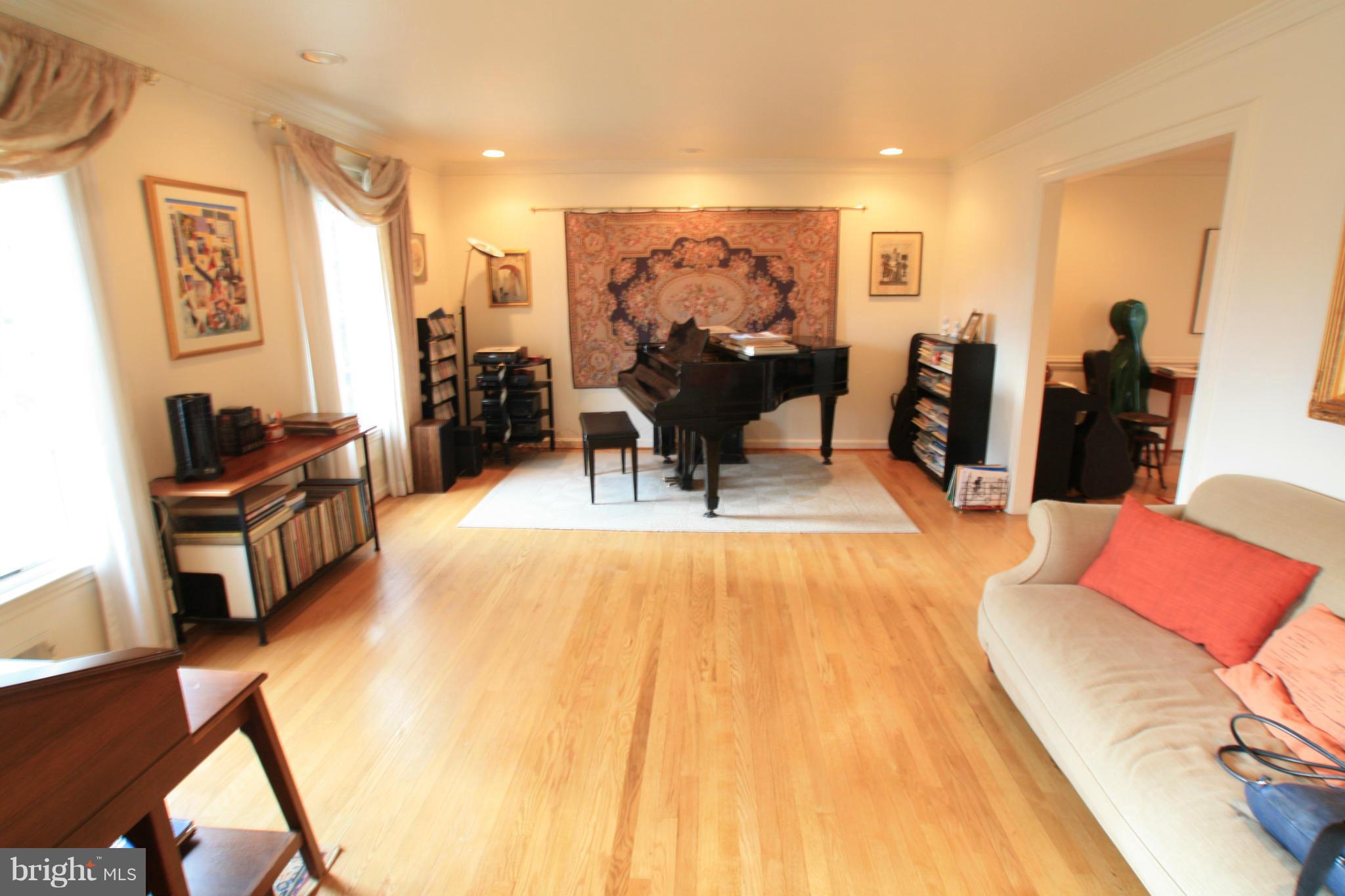 9604 Persimmon Tree Road Potomac, MD 20854 - Photo 3 of 23 Living Room