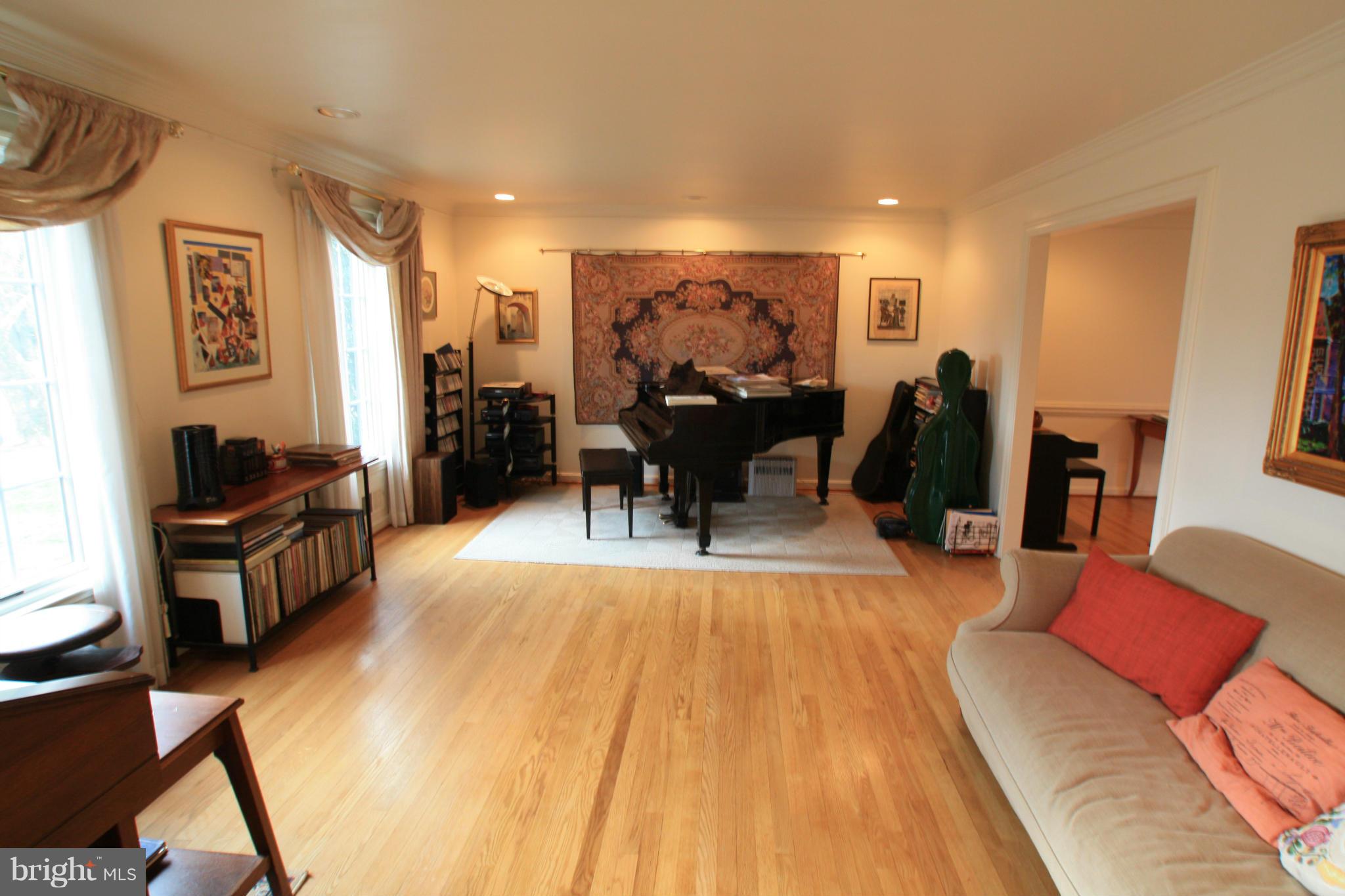 9604 Persimmon Tree Road Potomac, MD 20854 - Photo 4 of 23 Living Room