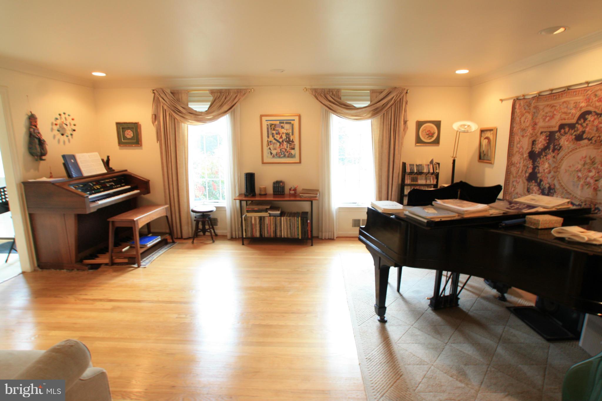 9604 Persimmon Tree Road Potomac, MD 20854 - Photo 5 of 23 Living Room