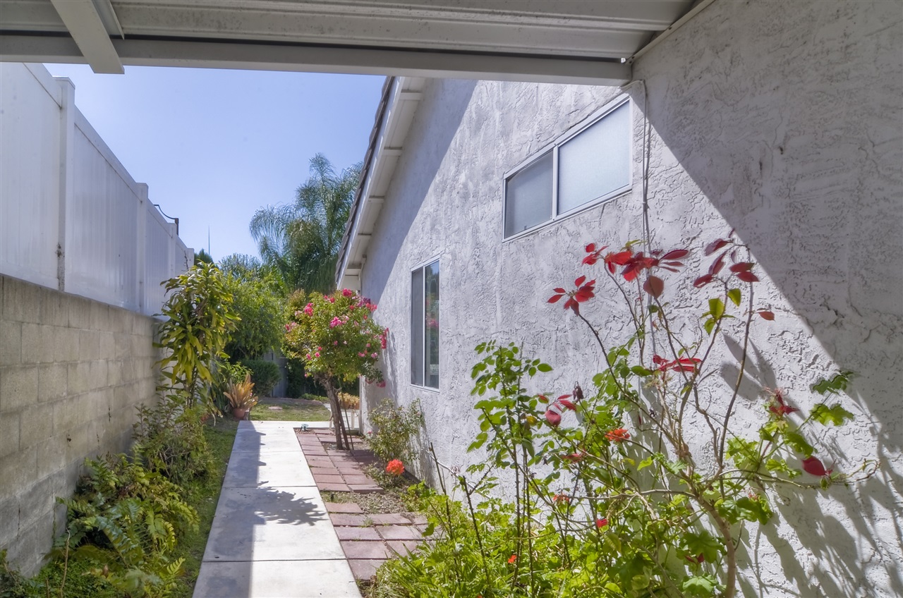 565 Heather Ridge Road San Marcos, CA 92078 - Photo 19 of 19 Spacious side yard