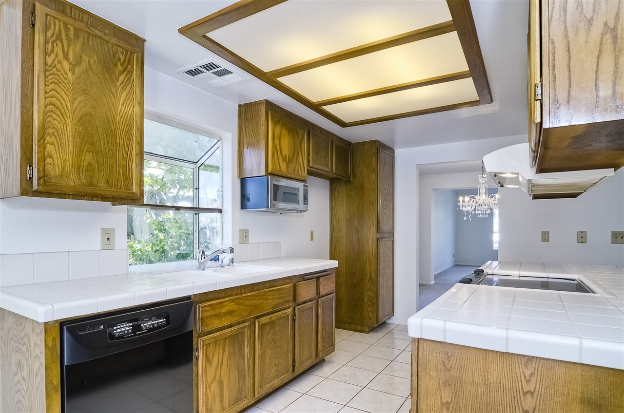 565 Heather Ridge Road San Marcos, CA 92078 - Photo 7 of 19