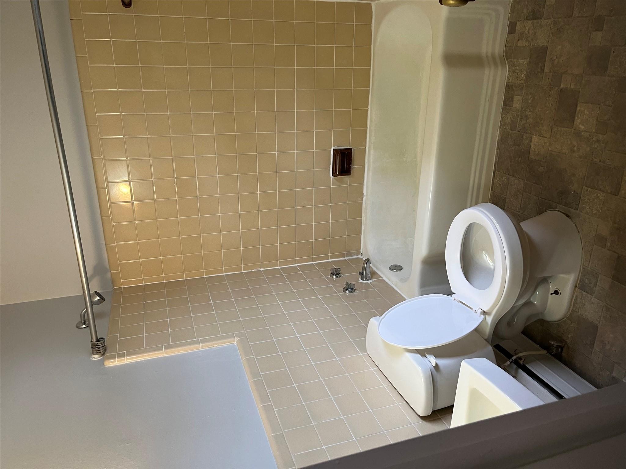 96 South Hamilton Street, Unit B6 Poughkeepsie, NY 12601 - Photo 8 of 9 a bathroom with a toilet a sink and a bathtub