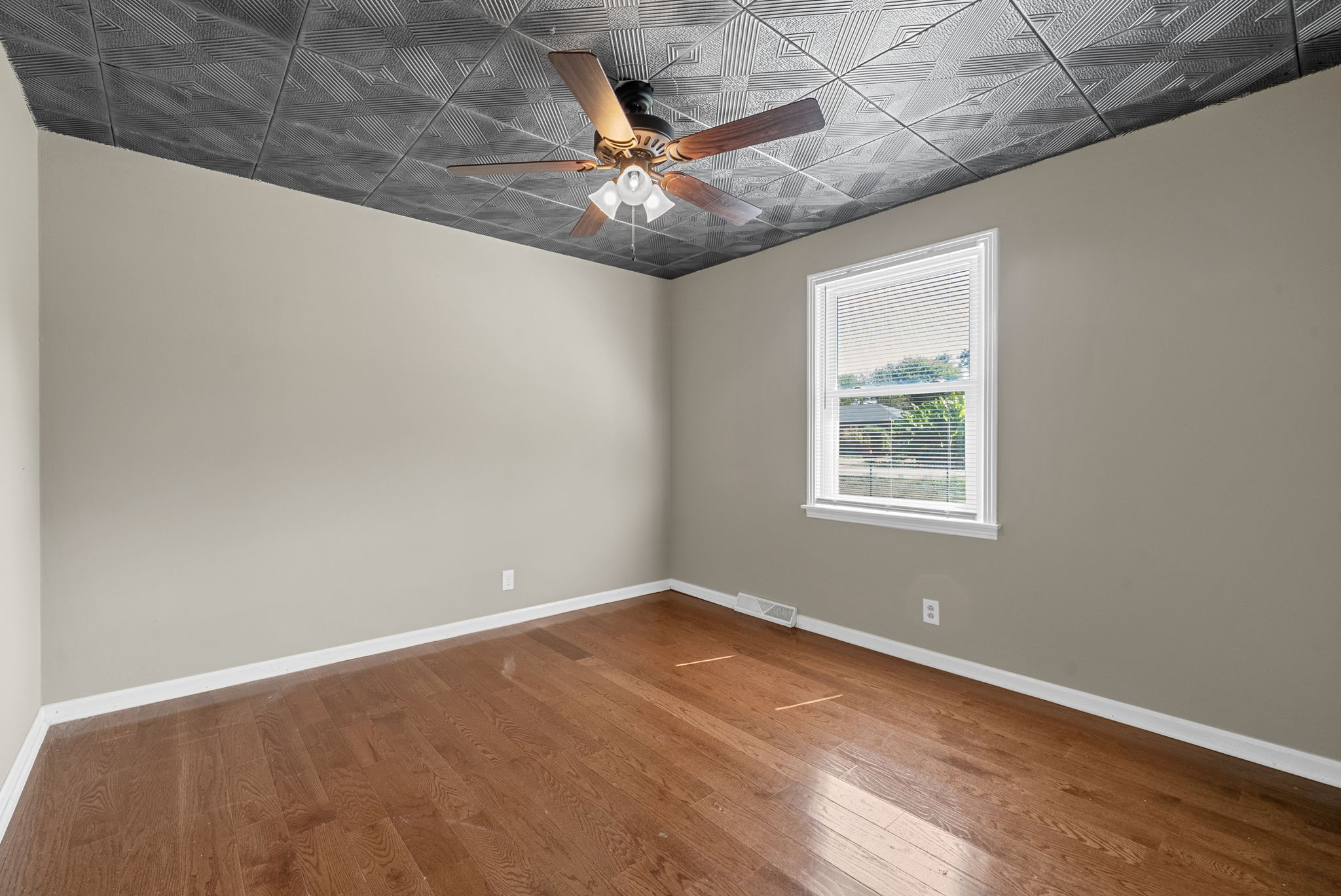 809 Pollard Road Clarksville, TN 37042 - Photo 19 of 28 an empty room with ceiling fan and window