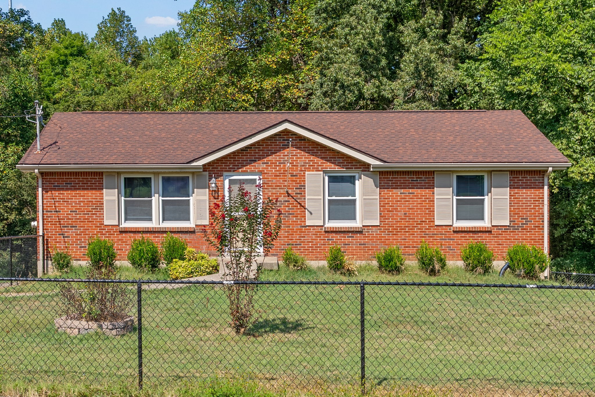 809 Pollard Road Clarksville, TN 37042 - Photo 4 of 28 a front view of a house with a yard