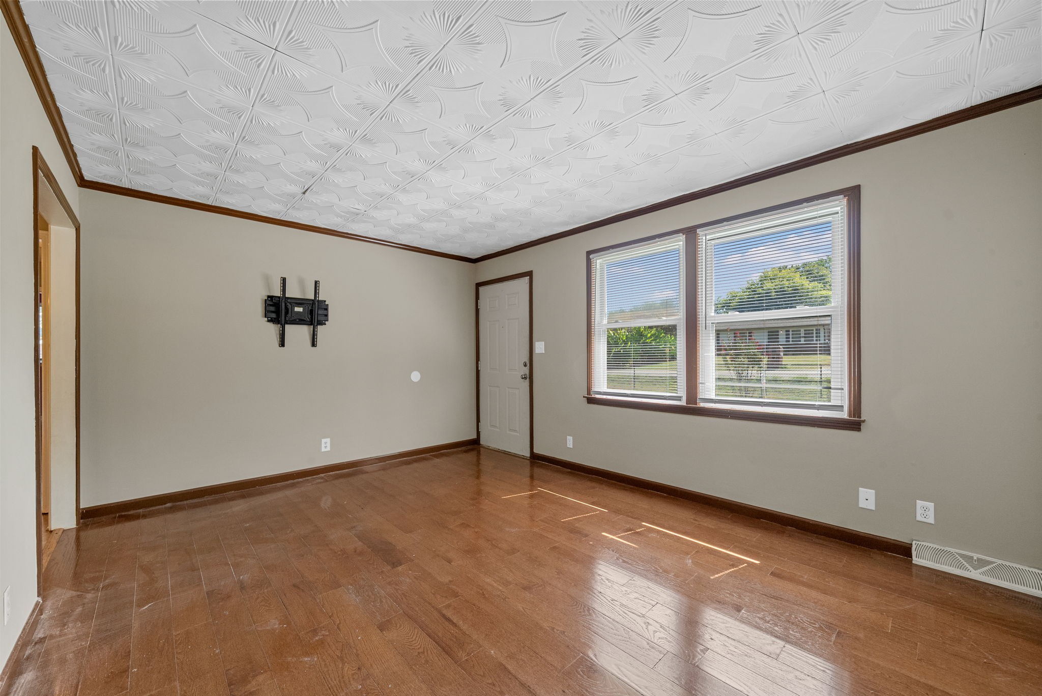 809 Pollard Road Clarksville, TN 37042 - Photo 8 of 28 an empty room with windows