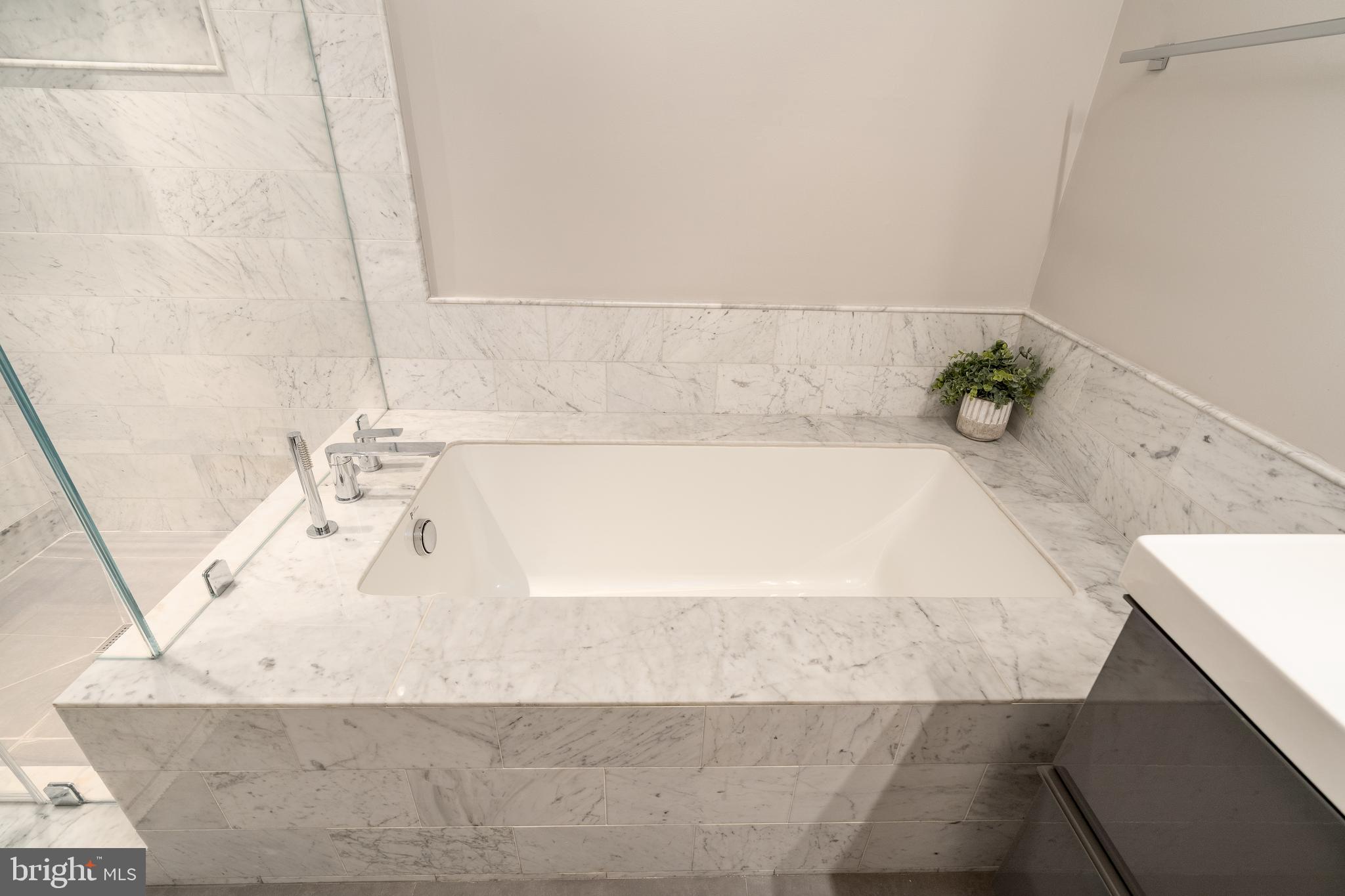 1828 Duffield Lane Alexandria, VA 22307 - Photo 21 of 35 primary large tub