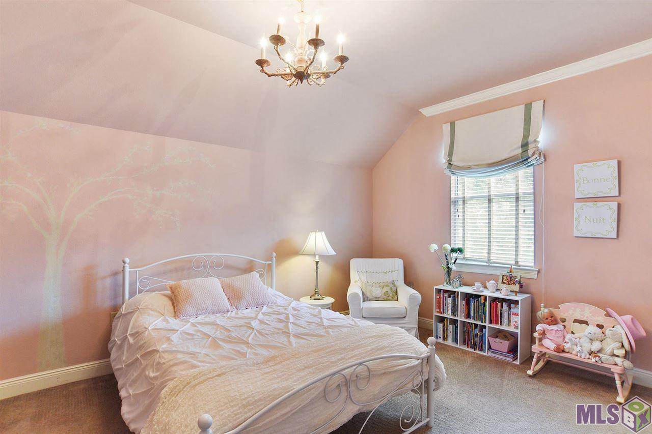 622 Millgate Place Baton Rouge, LA 70808 - Photo 11 of 14 Large upstairs bedrooms with HUGE closet.