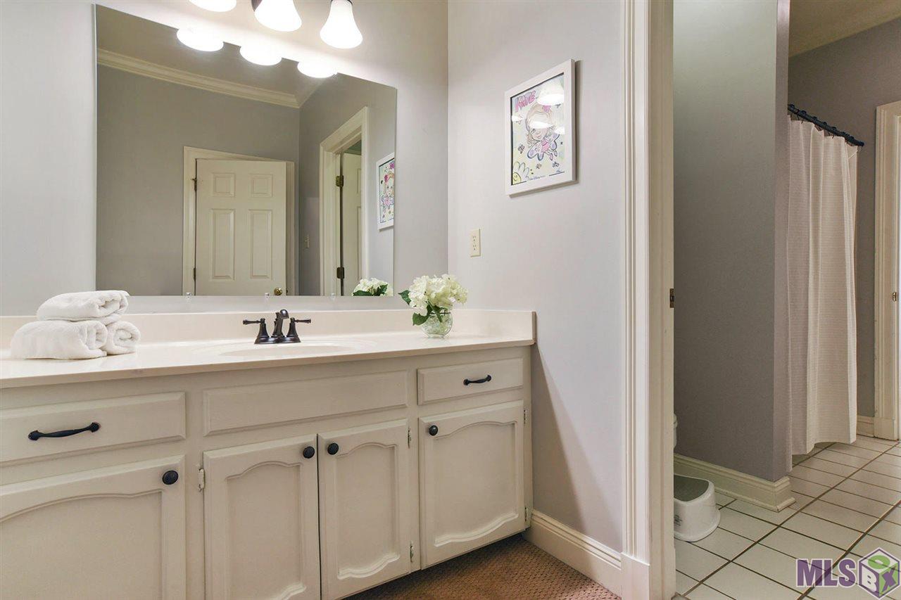 622 Millgate Place Baton Rouge, LA 70808 - Photo 12 of 14 Upstairs jack-n-jill bathroom.