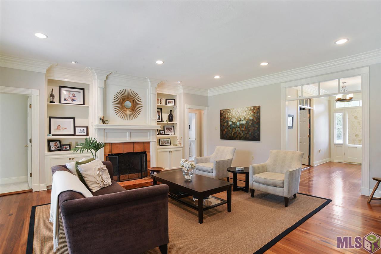 622 Millgate Place Baton Rouge, LA 70808 - Photo 2 of 14 Beautiful family room with lots of natural light.