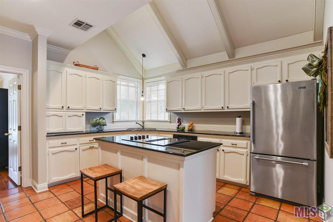 622 Millgate Place Baton Rouge, LA 70808 - Photo 3 of 14 Cute kitchen with lots of cabinets and countertops to cook!