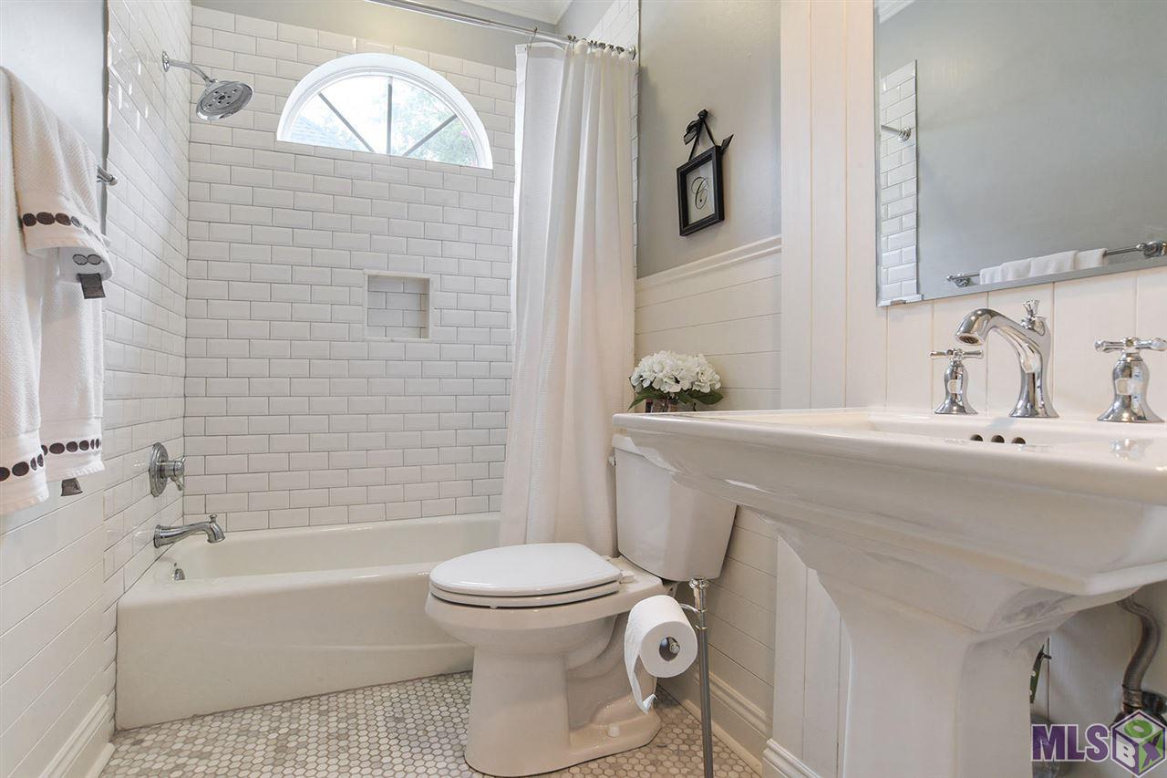 622 Millgate Place Baton Rouge, LA 70808 - Photo 9 of 14 CUTE - downstairs bathroom with lots of great detail!