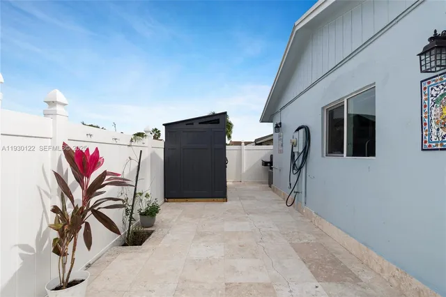 a view of livingroom with furniture