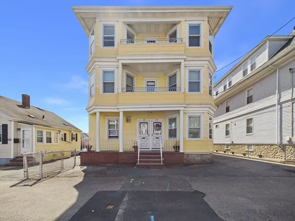$949,900 | 104-106 Belleville Road, New Bedford, MA 02745