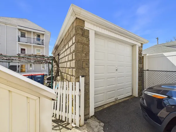 $949,900 | 104-106 Belleville Road, New Bedford, MA 02745