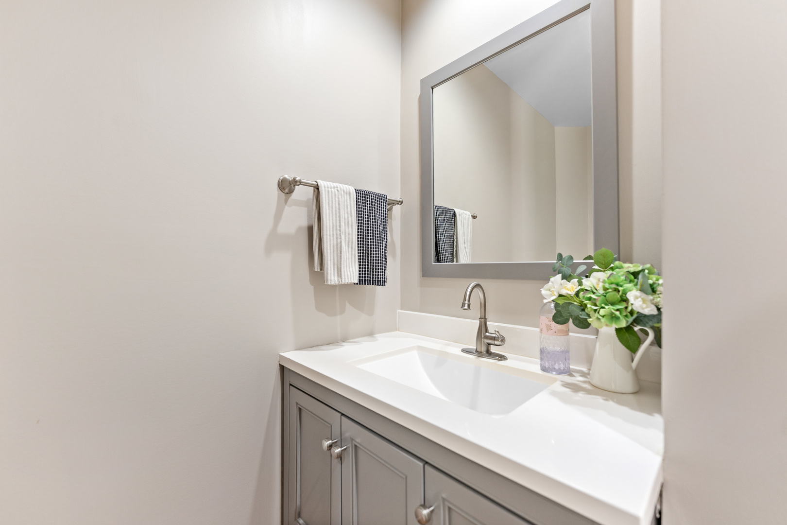 336 Roberts Road Inverness, IL 60010 - Photo 30 of 80 a bathroom with a sink and a mirror