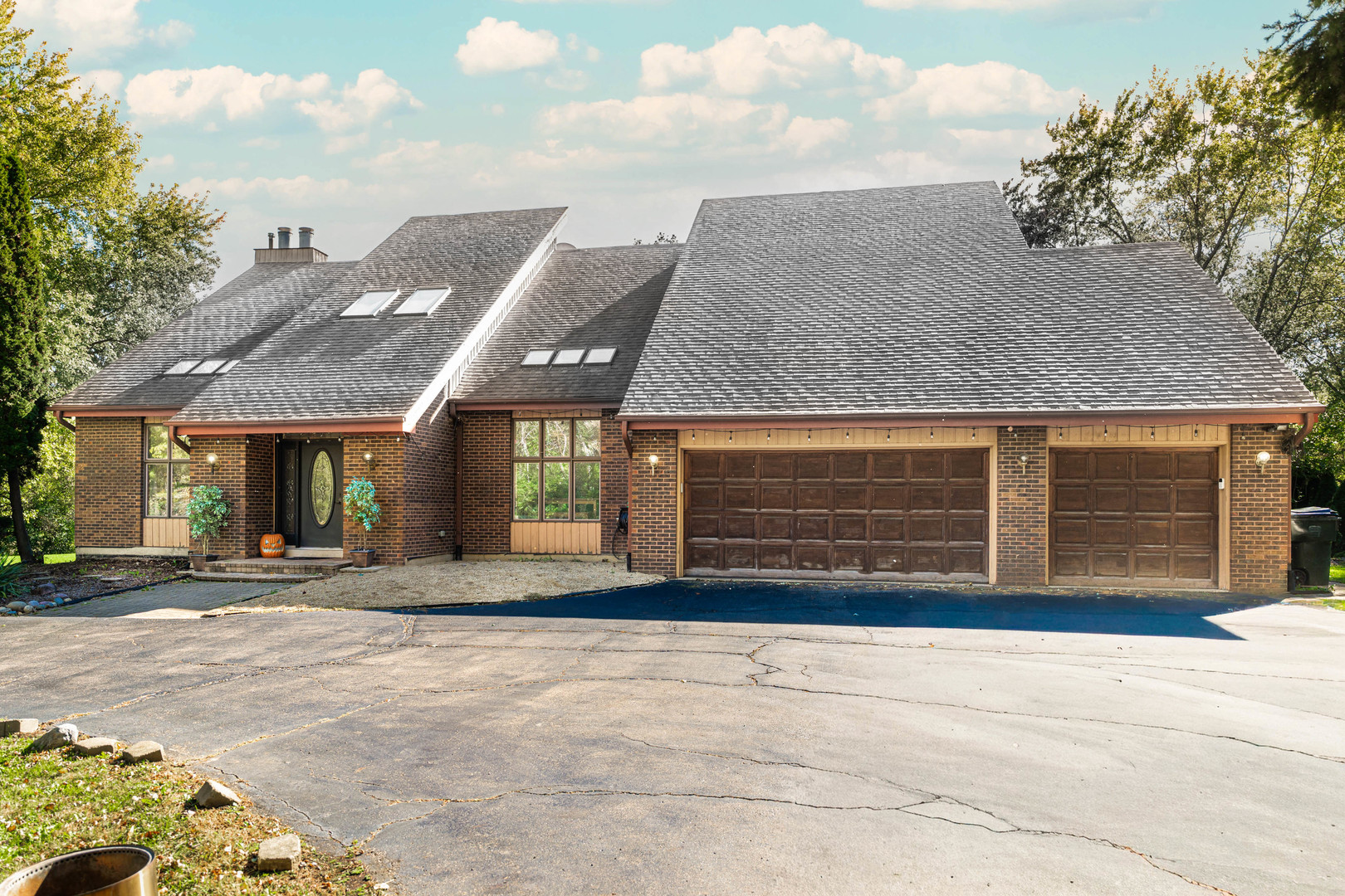 336 Roberts Road Inverness, IL 60010 - Photo 3 of 80 a front view of a house