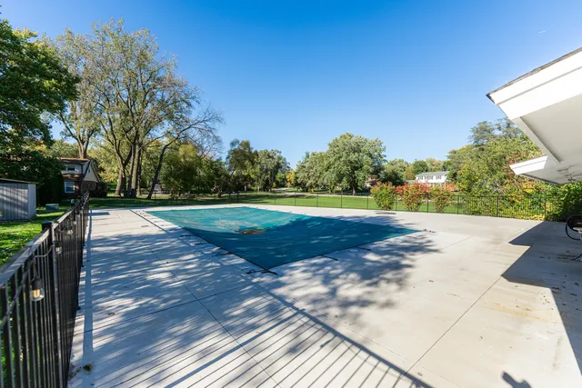 $879,900 | 336 Roberts Road, Inverness, IL 60010