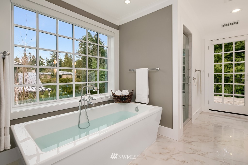 2434 Evergreen Point Road Medina, WA 98039 - Photo 17 of 25