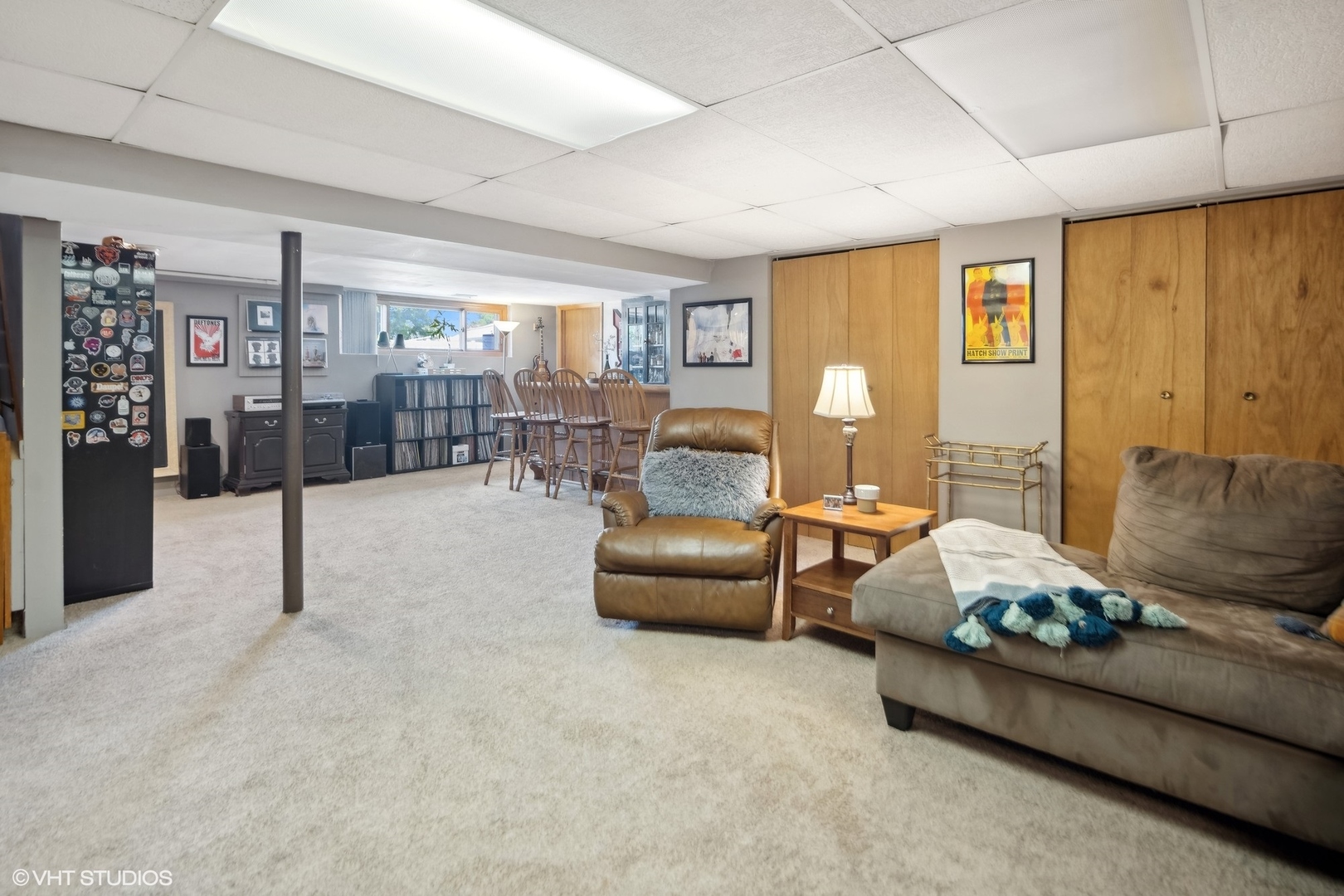 250 East Harrison Road Lombard, IL 60148 - Photo 23 of 32 a living room with furniture and a large window