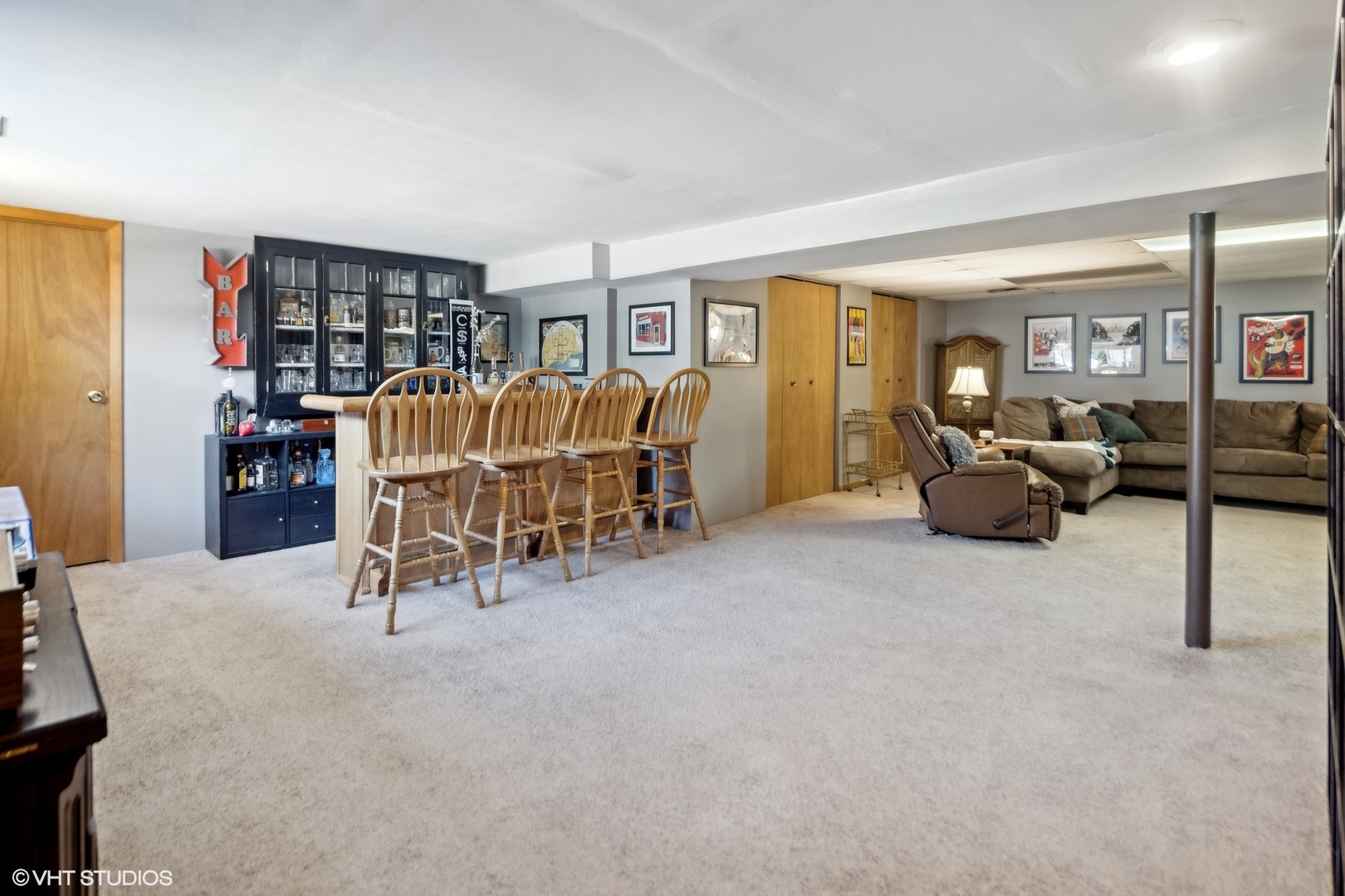 250 East Harrison Road Lombard, IL 60148 - Photo 24 of 32 a view of a livingroom with furniture and lounge chair