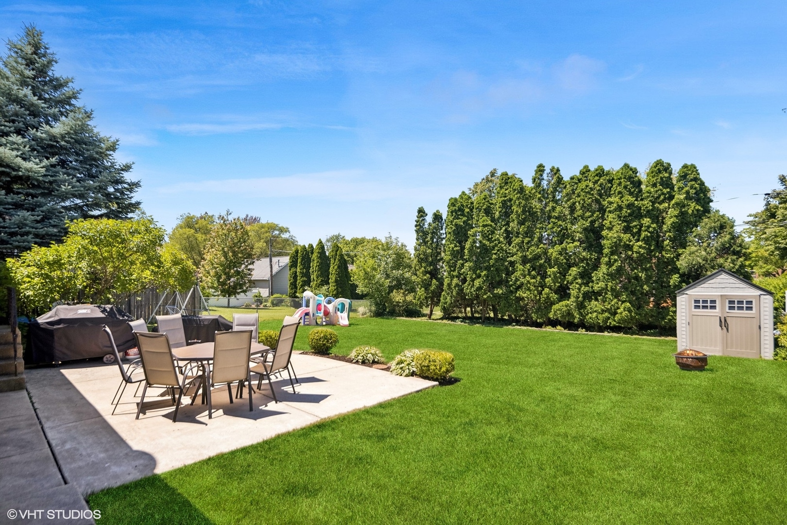 250 East Harrison Road Lombard, IL 60148 - Photo 28 of 32 a view of a patio with a table and chairs