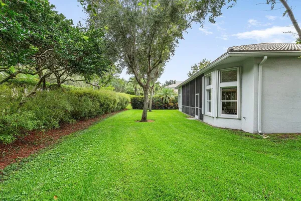 a view of a house with backyard